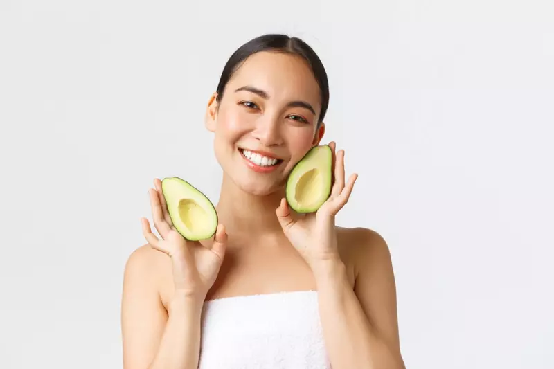 Beleza de pele de abacate modelo asiático sorridente