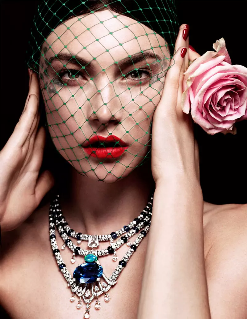 Jacquelyn Jablonski-k 2012ko urrian Vogue Russiarako Couture-n distiratzen du Catherine Servel-en eskutik