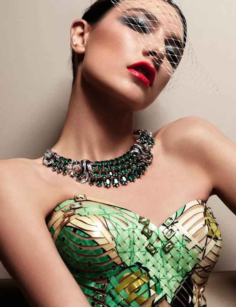Jacquelyn Jablonski-k 2012ko urrian Vogue Russiarako Couture-n distiratzen du Catherine Servel-en eskutik