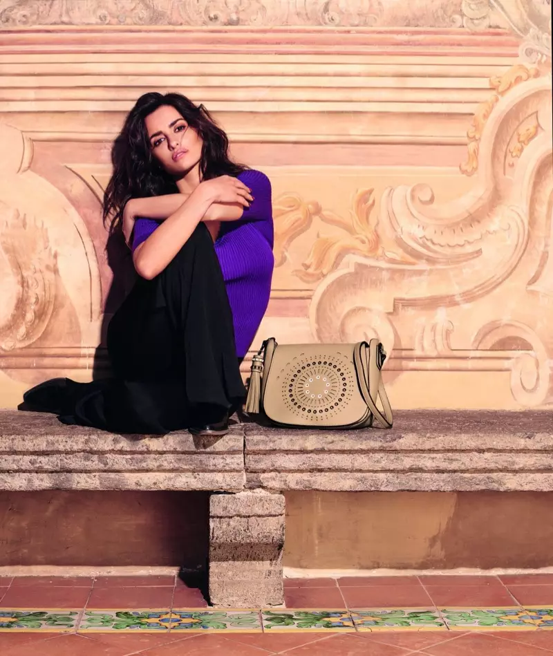 Carpisa poltsa marka italiarrak Penelope Cruz jotzen du 2018ko udaberri-udako kanpainarako