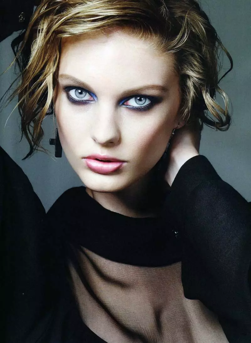 Jem Mitchell 为 Vogue Nippon 2010 年 8 月拍摄的 Patricia van der Vliet