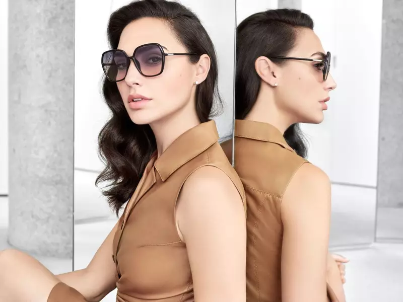 Gal Gadot di kampanyaya Bolon Eyewear 2020 de dilîze