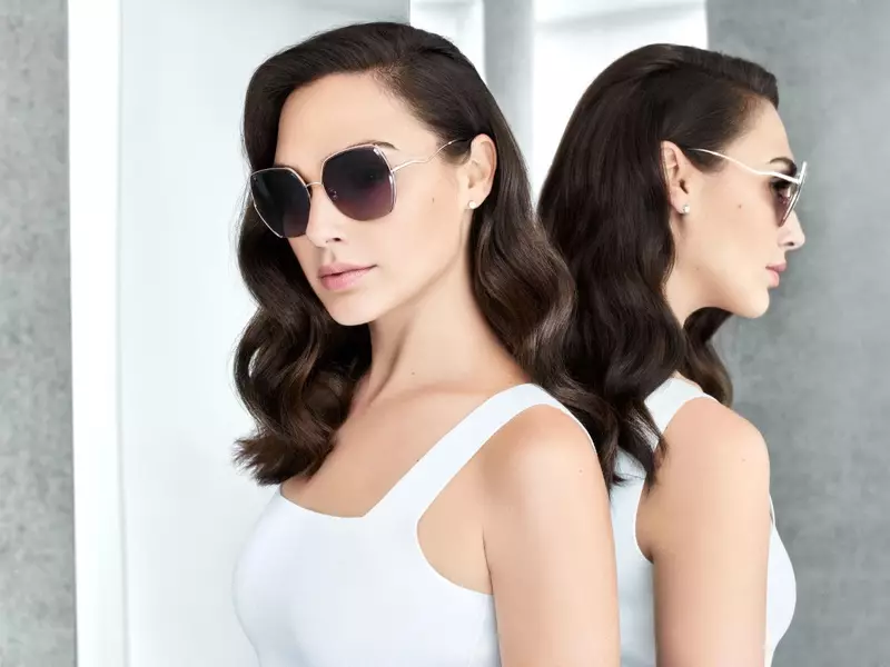 නිළිය Gal Gadot Bolon Eywear 2020 ව්‍යාපාරය සඳහා අව් කණ්ණාඩි පැළඳ සිටී