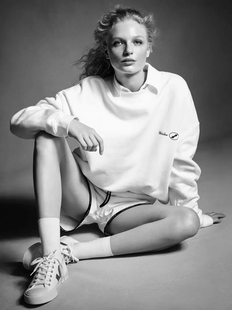 PORTER에서 스포티하고 시크한 룩을 선보이는 Frederikke Sofie