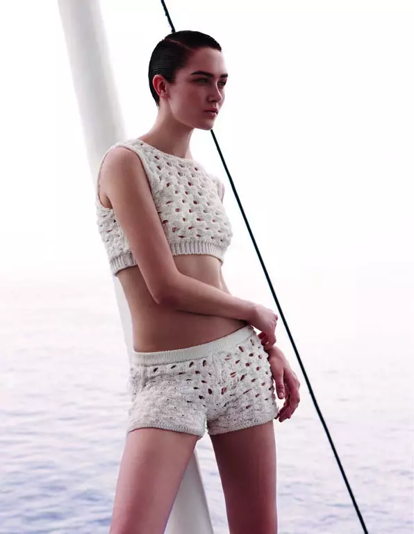 Caitlin Lomax Dons Tranquil Tìm ảnh chụp L’Officiel Singapore của Wee Khim