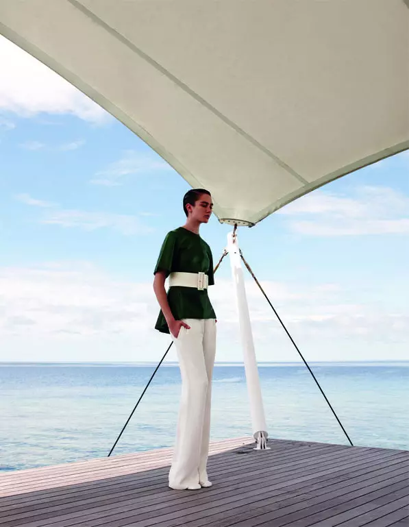 Caitlin Lomax Dons Mencari Tranquil untuk Pemotretan L'Officiel Singapura Wee Khim