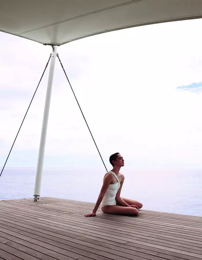 Caitlin Lomax Dons Tranquil Mencari Penggambaran L’Officiel Singapore Wee Khim