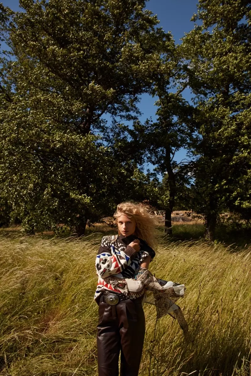 Frederikke Sofie akijiweka katika Pozi ya Nje katika ukumbi wa Vogue Japani