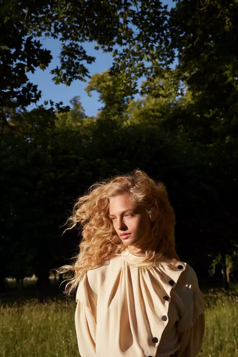 Frederikke Sofie poseert in de buitenlucht voor Vogue Japan