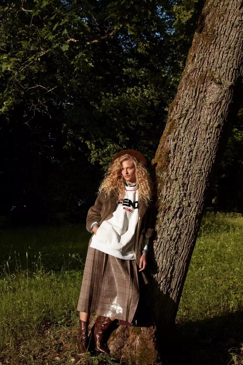 Frederikke Sofie posa ao ar livre para a Vogue Japão