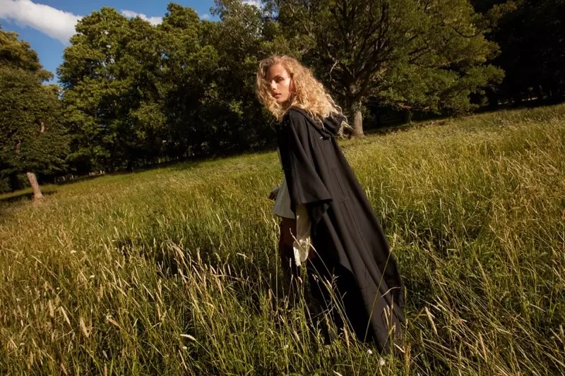 Frederikke Sofie poseert in de buitenlucht voor Vogue Japan