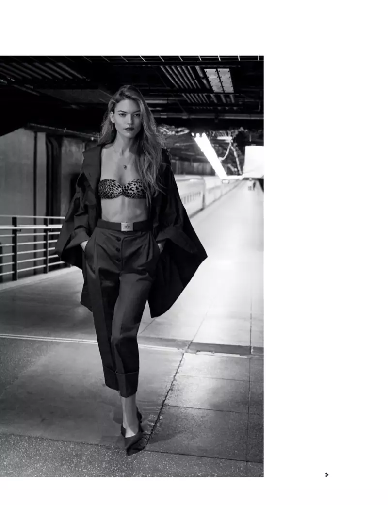 Martha Hunt ji bo Tatler Russia di moda Safari de pozê dike