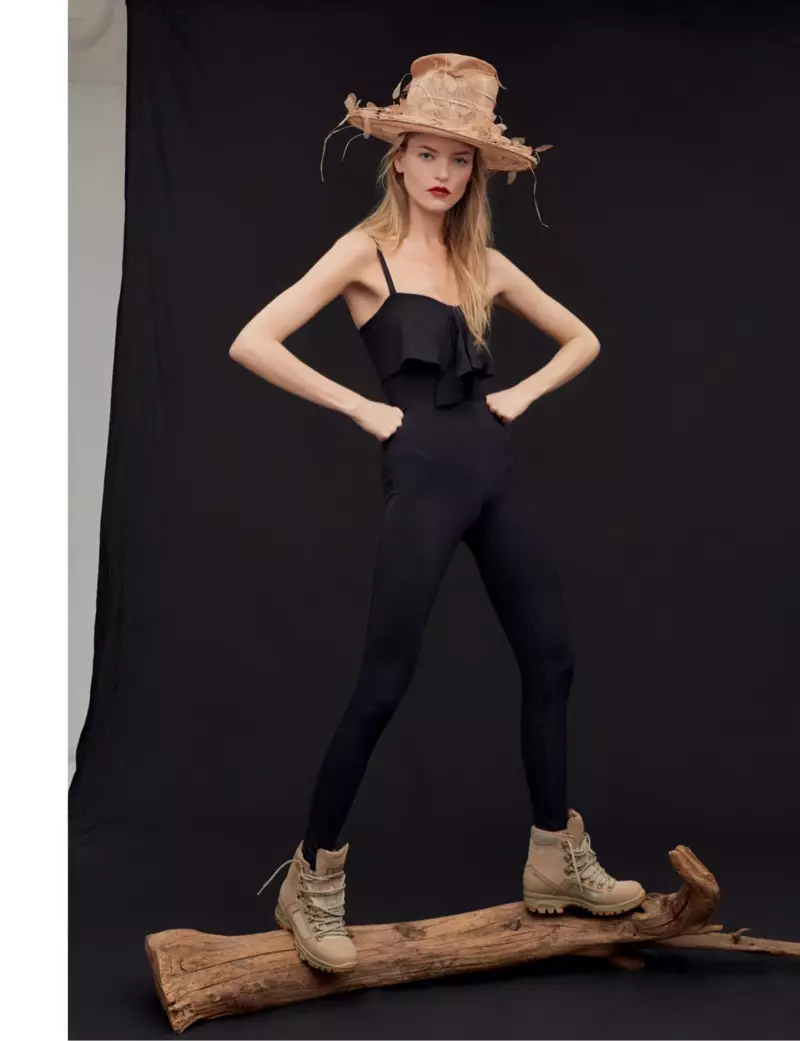 Martha Hunt posa a la moda de safari per a Tatler Russia