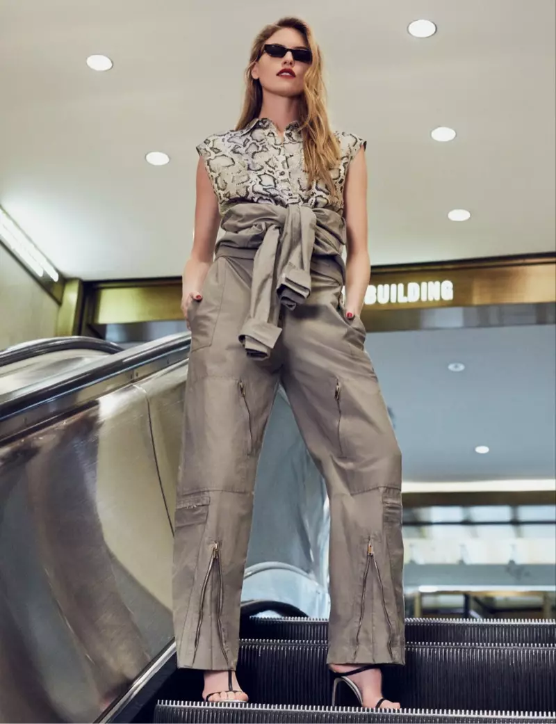 Martha Hunt ji bo Tatler Russia di moda Safari de pozê dike