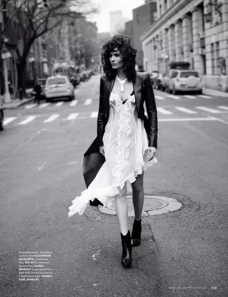 Helena Christensen posa in pelle cerca Tatler Russia