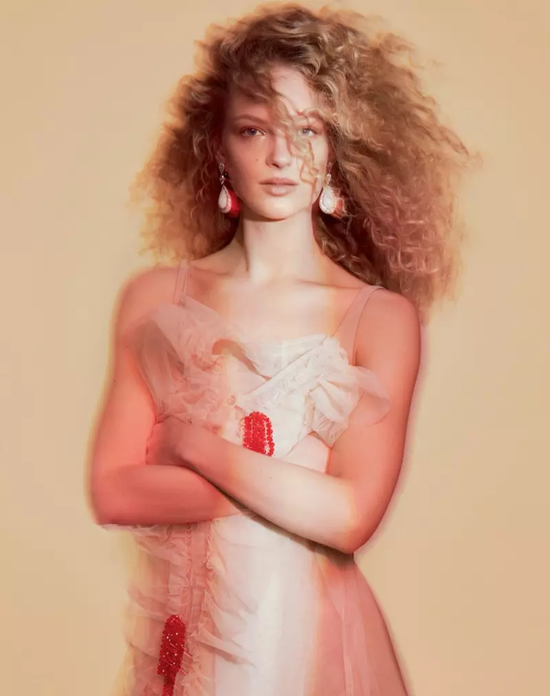 Frederikke Sofie Wulẹ Lẹwa ni Pastels fun Vogue Russia