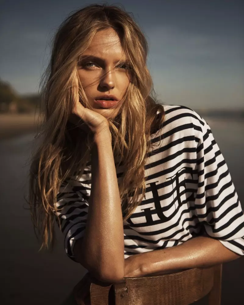 Romee Strijd маѓепсува на плажа за Vogue Холандија