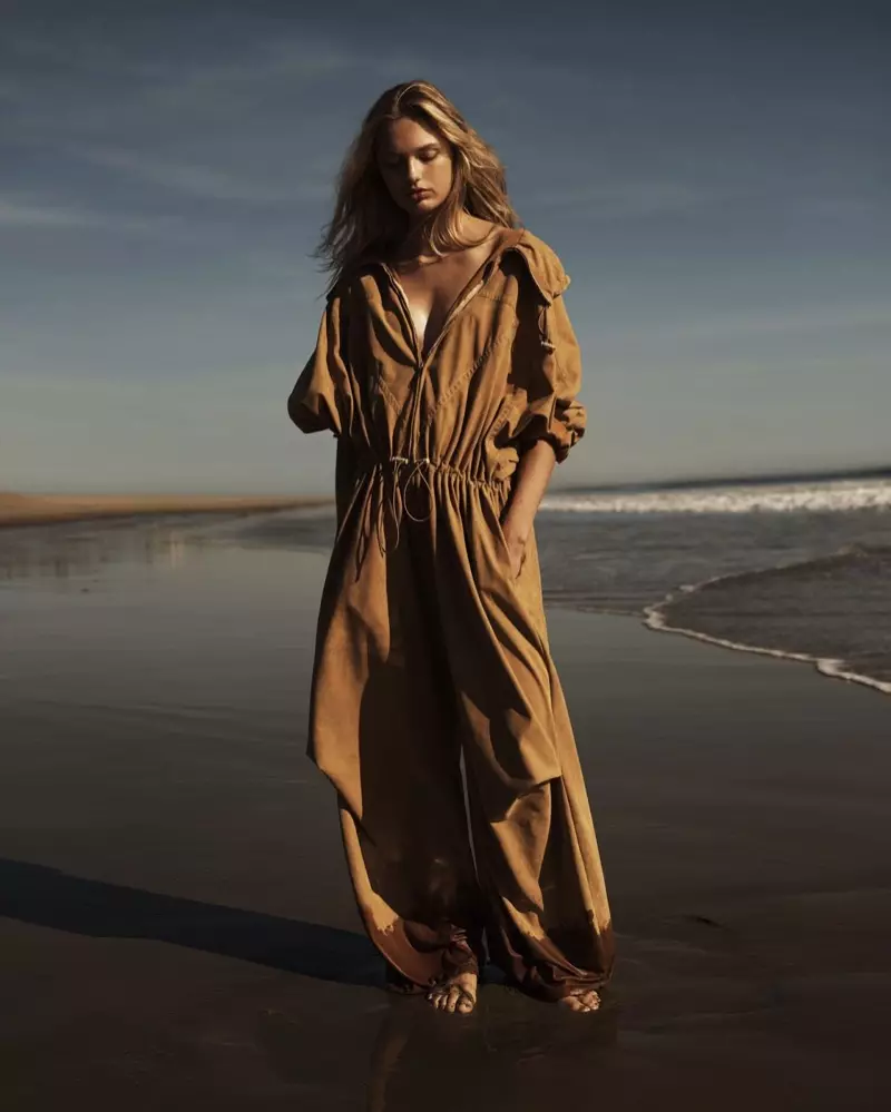 Romee Strijd enchante à la plage pour Vogue Pays-Bas