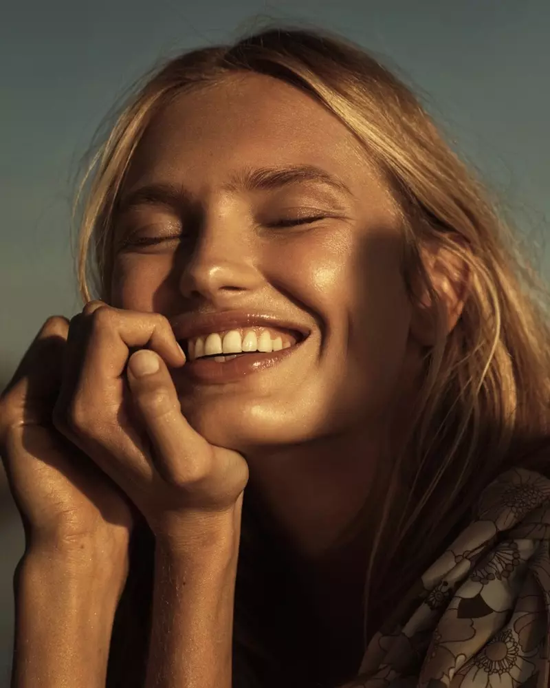 Romee Strijd očarava na plaži za holandski Vogue