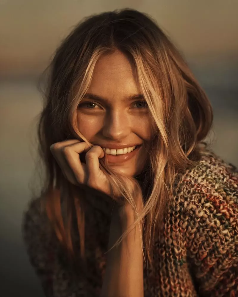 Romee Strijd enchante à la plage pour Vogue Pays-Bas