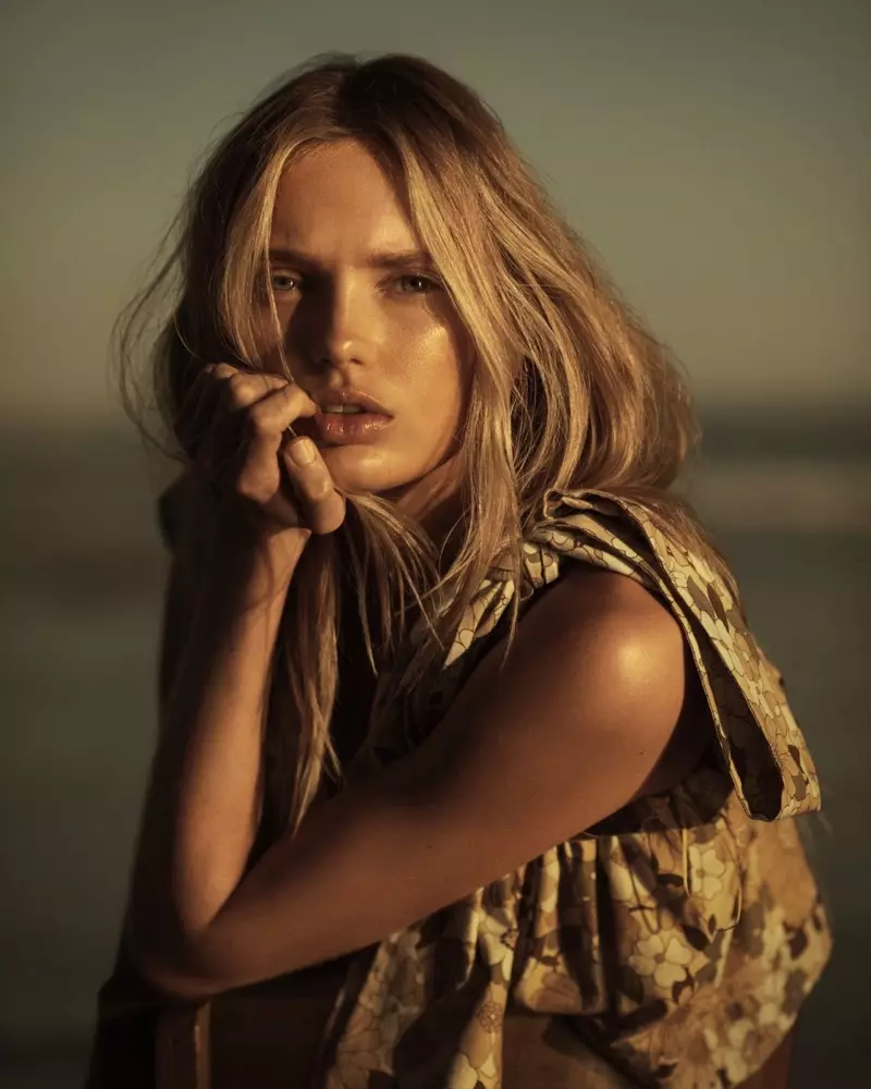 Romee Strijd očarava na plaži za holandski Vogue