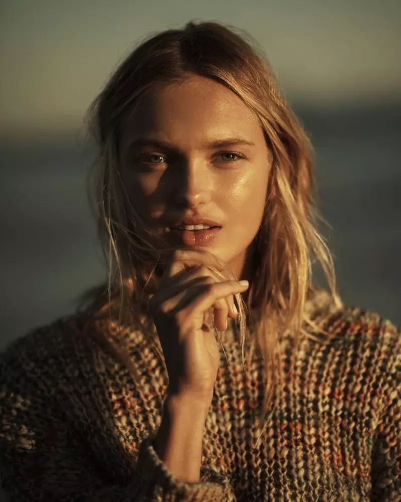 Romee Strijd enchante à la plage pour Vogue Pays-Bas