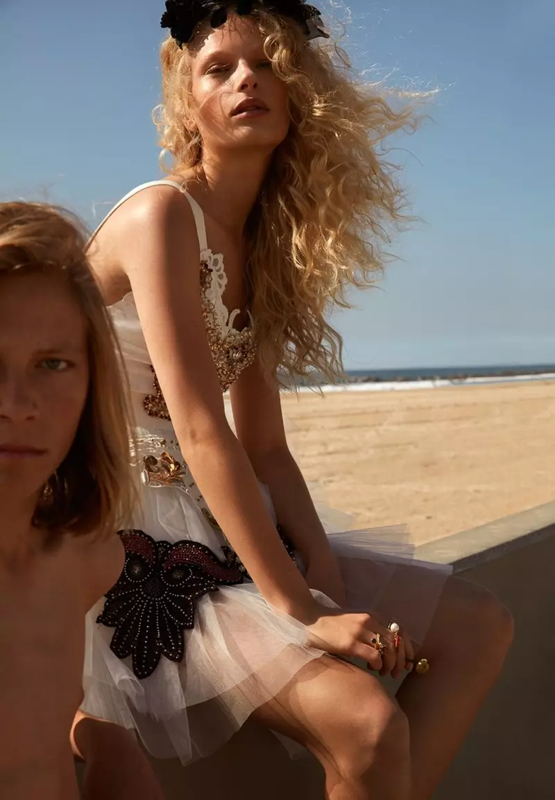 Frederikke Sofie est une princesse de la plage pour Vogue Japon