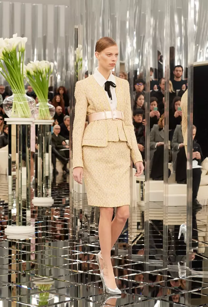 Tweed jaket na uwe mwụda si Chanel's spring 2017 haute couture collection