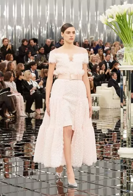 Chanel Haute Couture jẹ didan ni pipe fun orisun omi 2017