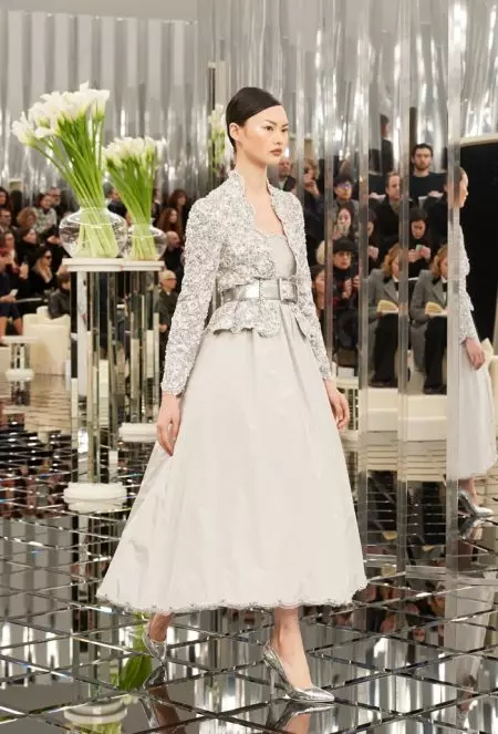 Chanel Haute Couture е идеално излъскана за пролетта на 2017 г