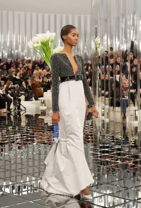 Chanel Haute Couture ji bo bihara 2017-an bi rengek bêkêmasî tê xêzkirin