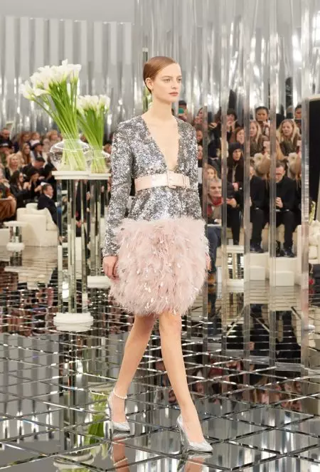 Ang Chanel Haute Couture Hingpit nga Gipasinaw alang sa Spring 2017