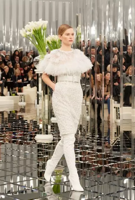 Chanel Haute Couture е идеално излъскана за пролетта на 2017 г