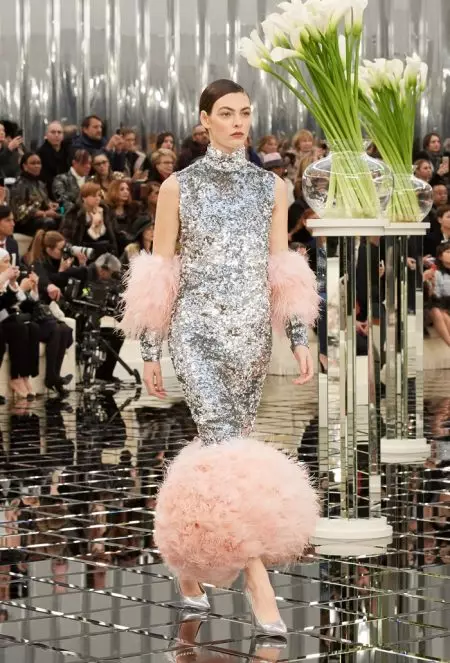 Chanel Haute Couture е идеално излъскана за пролетта на 2017 г