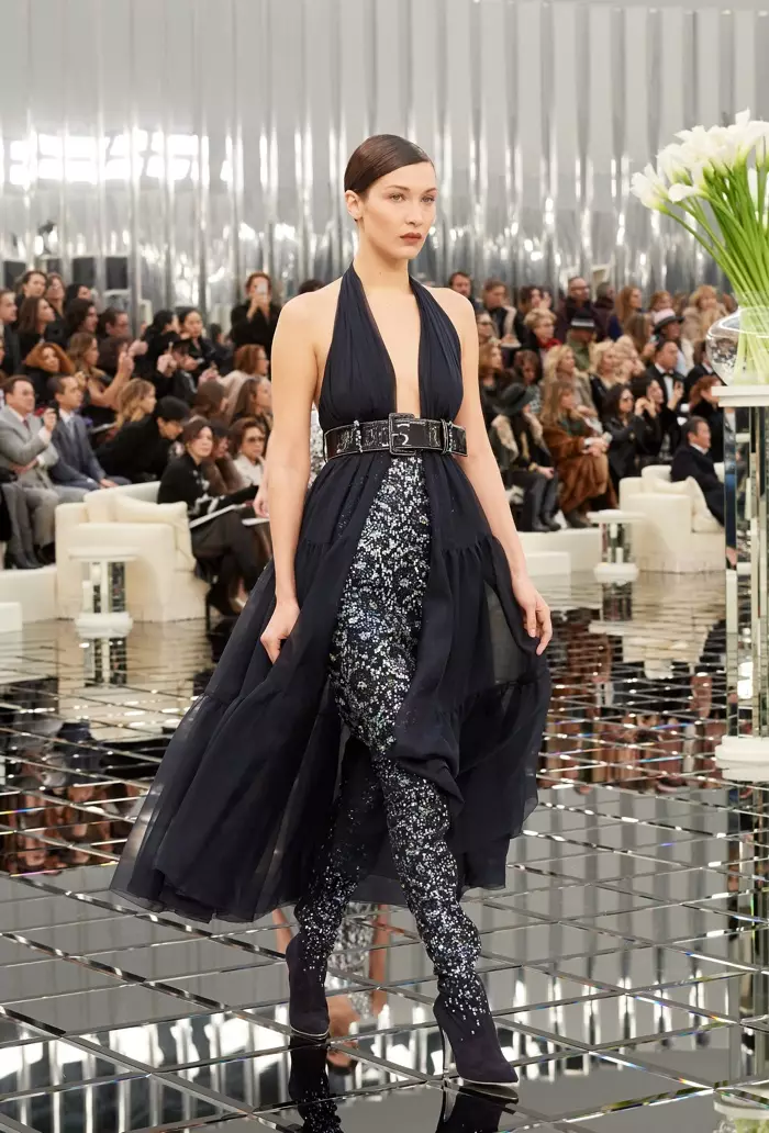 Bella Hadid porte une robe avec une jupe ornée de la collection haute couture printemps 2017 de Chanel