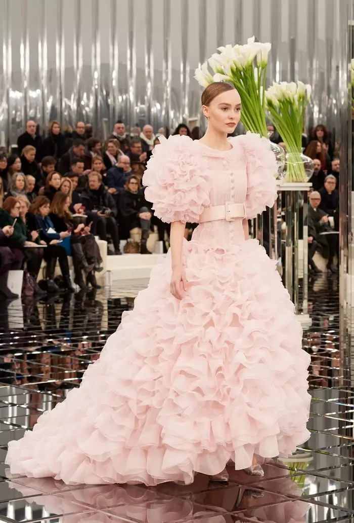 Lily-Rose Depp draagt een roze pastelkleurige organza-jurk uit de haute couture-collectie van Chanel in het voorjaar van 2017