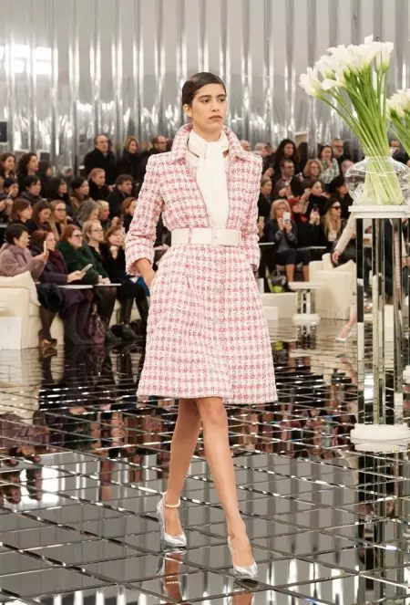 Chanel Haute Couture بهار 2017 لاءِ مڪمل طور تي پالش ٿيل آهي