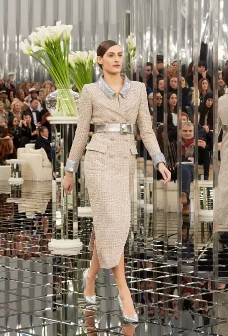 Chanel Haute Couture بهار 2017 لاءِ مڪمل طور تي پالش ٿيل آهي