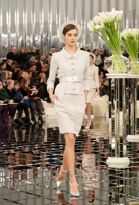 Chanel Haute Couture သည် နွေဦးရာသီ 2017 အတွက် ပြီးပြည့်စုံစွာ အလှဆင်ထားသည်။