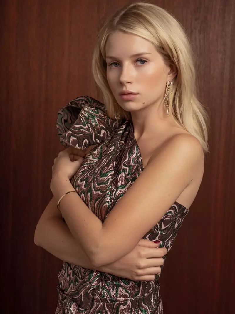 Lottie Moss posa con ropa elegante para ELLE Bulgaria