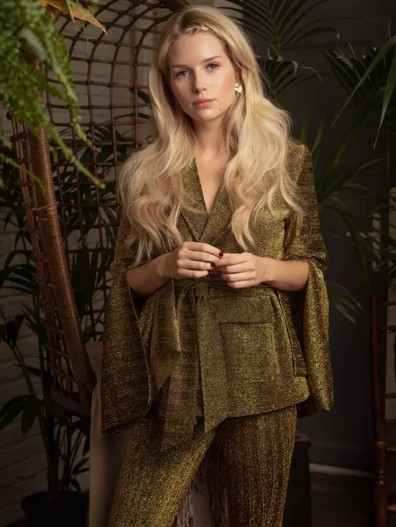 Lottie Moss posa con ropa elegante para ELLE Bulgaria