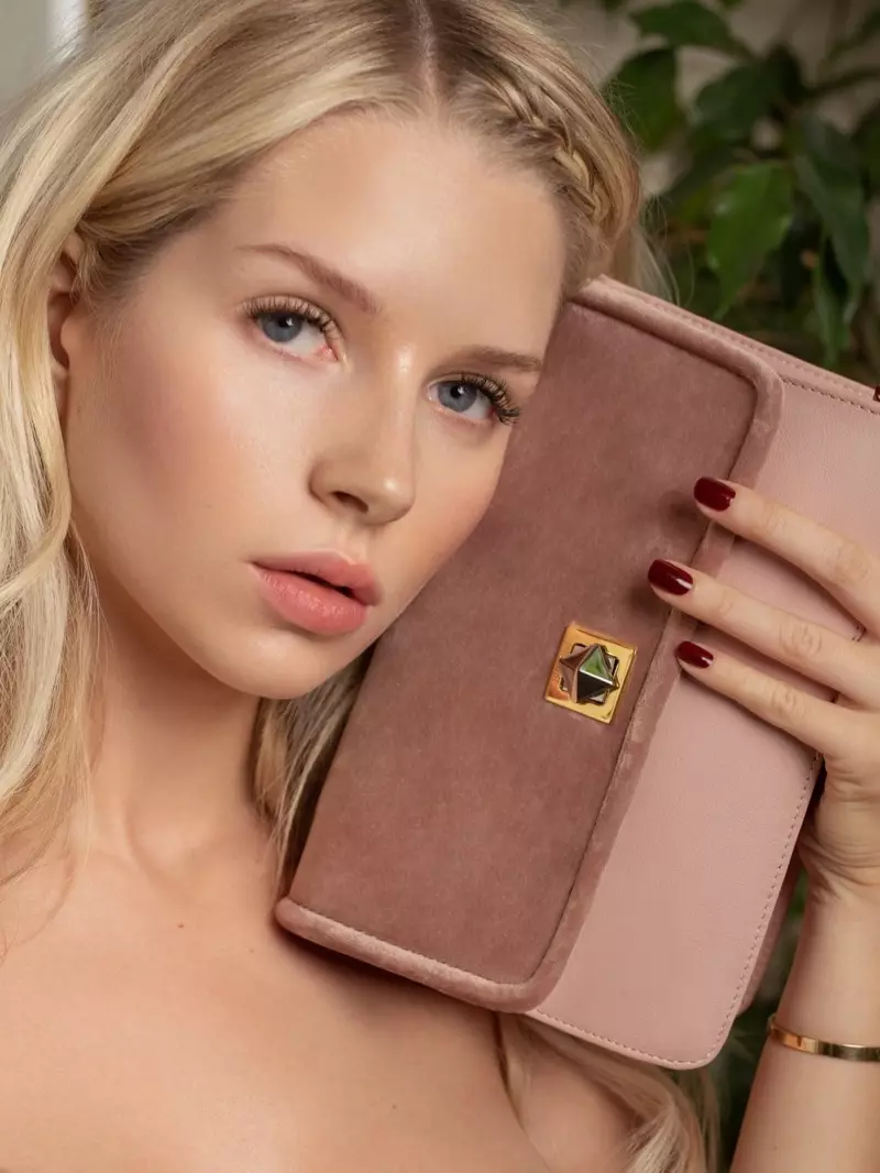 Lottie Moss poze nan mòd chik pou ELLE Bilgari