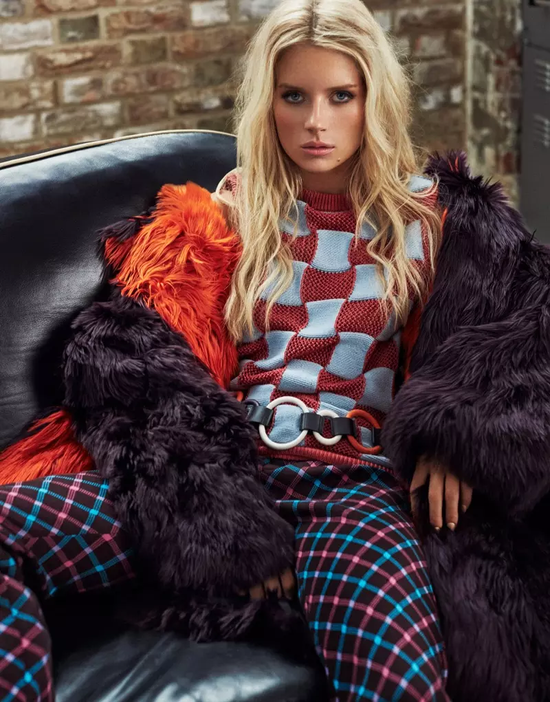 Lottie Moss Poses ing Gaya Inspirasi Retro kanggo ELLE Rusia