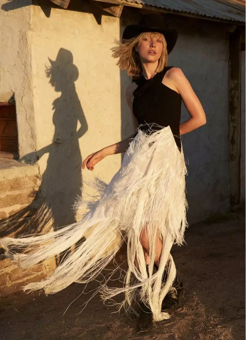 Lou Schoof modelira zahodni slog v Harper's Bazaar Australia