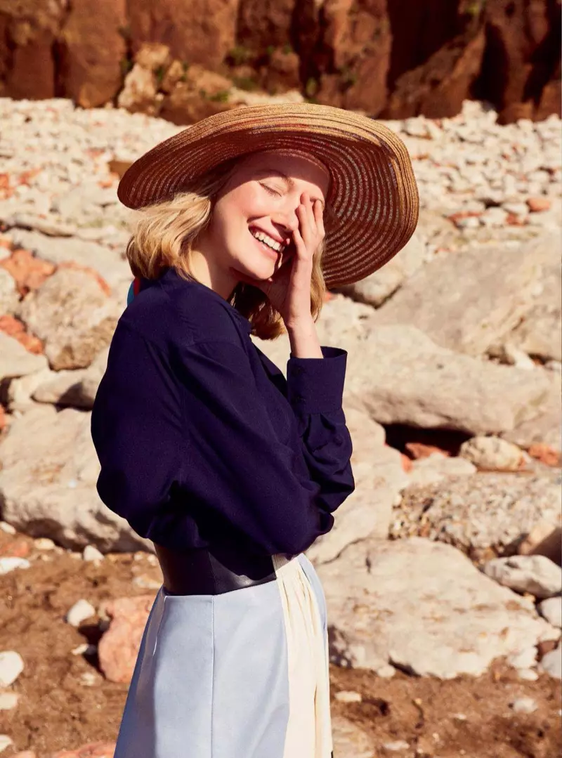 Lou Schoof draagt vakantiemode voor Harper's Bazaar UK