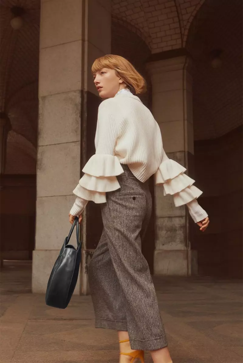 Lou bærer Club Monaco Asal sweater, Olivianne Pant og Meradyth Ruskindspumpe