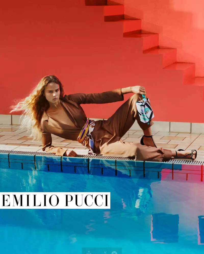 Posing ing blumbang, Olivia Vinten ngarepake kampanye musim semi-musim panas 2020 Emilio Pucci