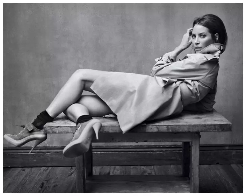 Christy Turlington pentru Elle France decembrie 2010 de Mark Seliger