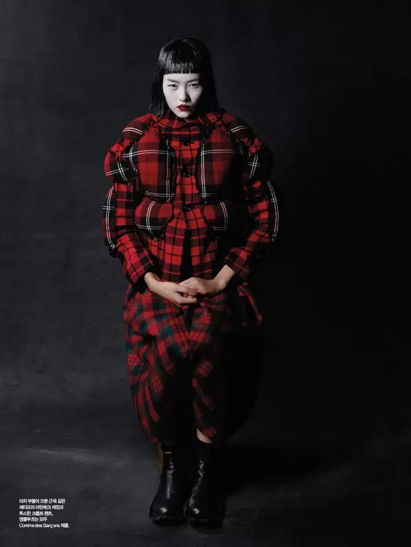 Liu Wen ដោយ Yelena Yemchuk នៅ Comme des Garçons | Harper's Bazaar Korea ខែតុលា ឆ្នាំ 2010