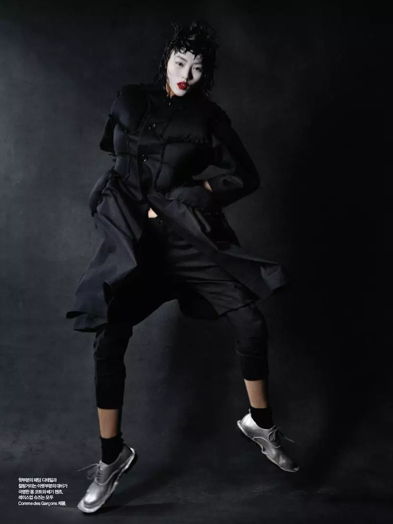 Liu Wen od Yeleny Yemchuk v Comme des Garçons | Harper's Bazaar Korea říjen 2010